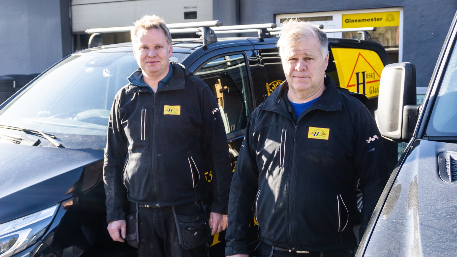 Brødrene i Husøy Glass ved firmabilen
