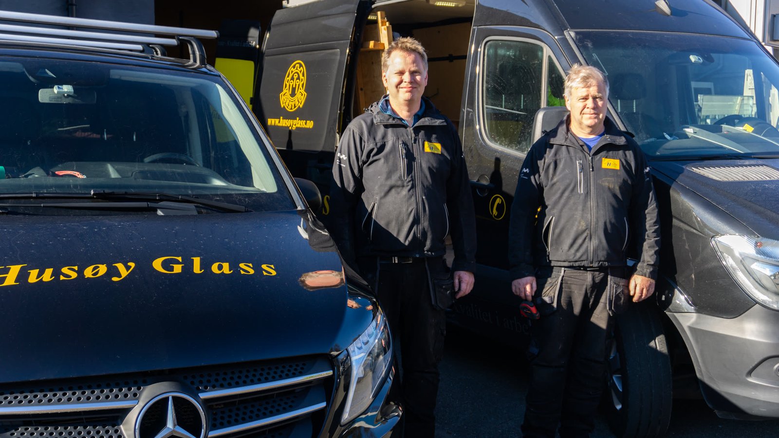 Brødrene i Husøy Glass foran firmabilene