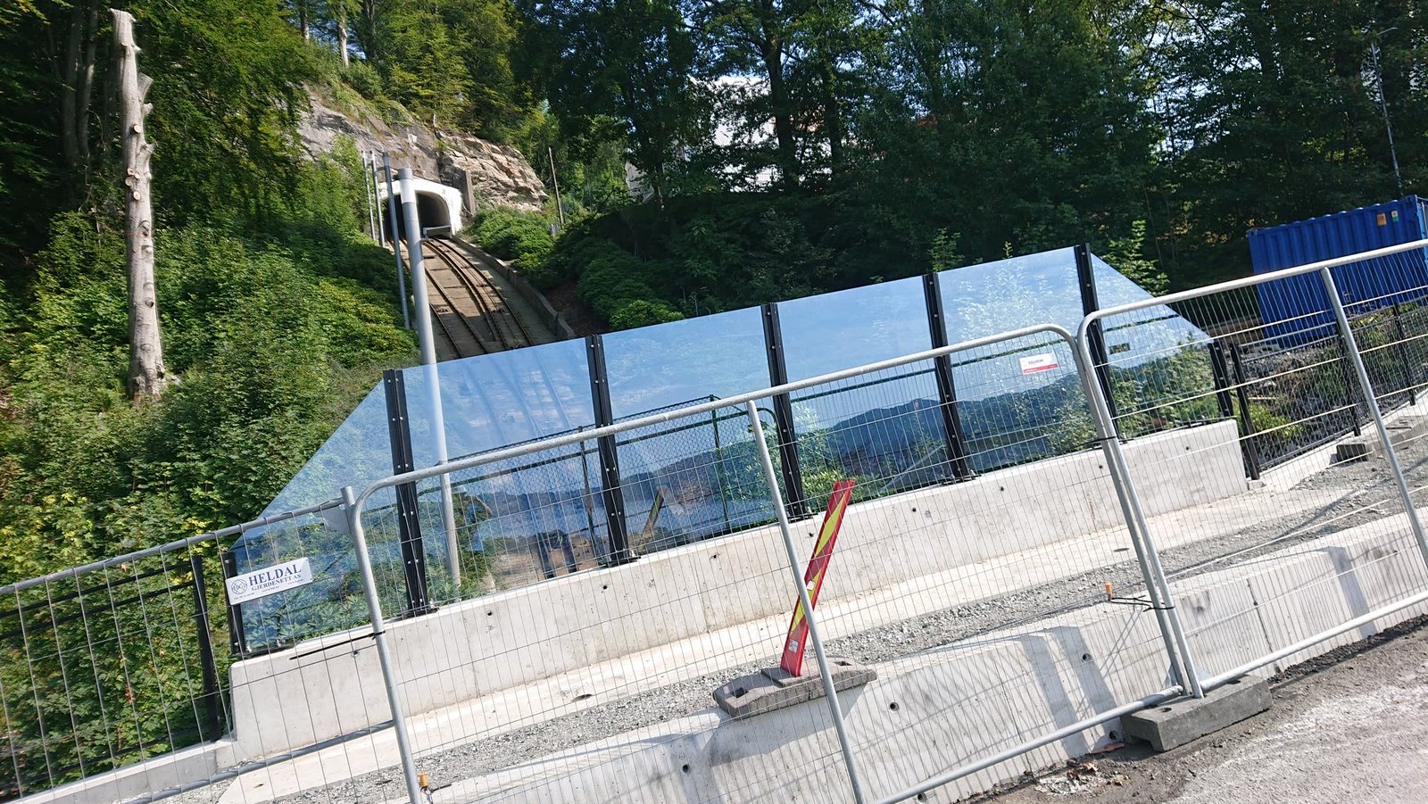 Glassrekkverk under montering