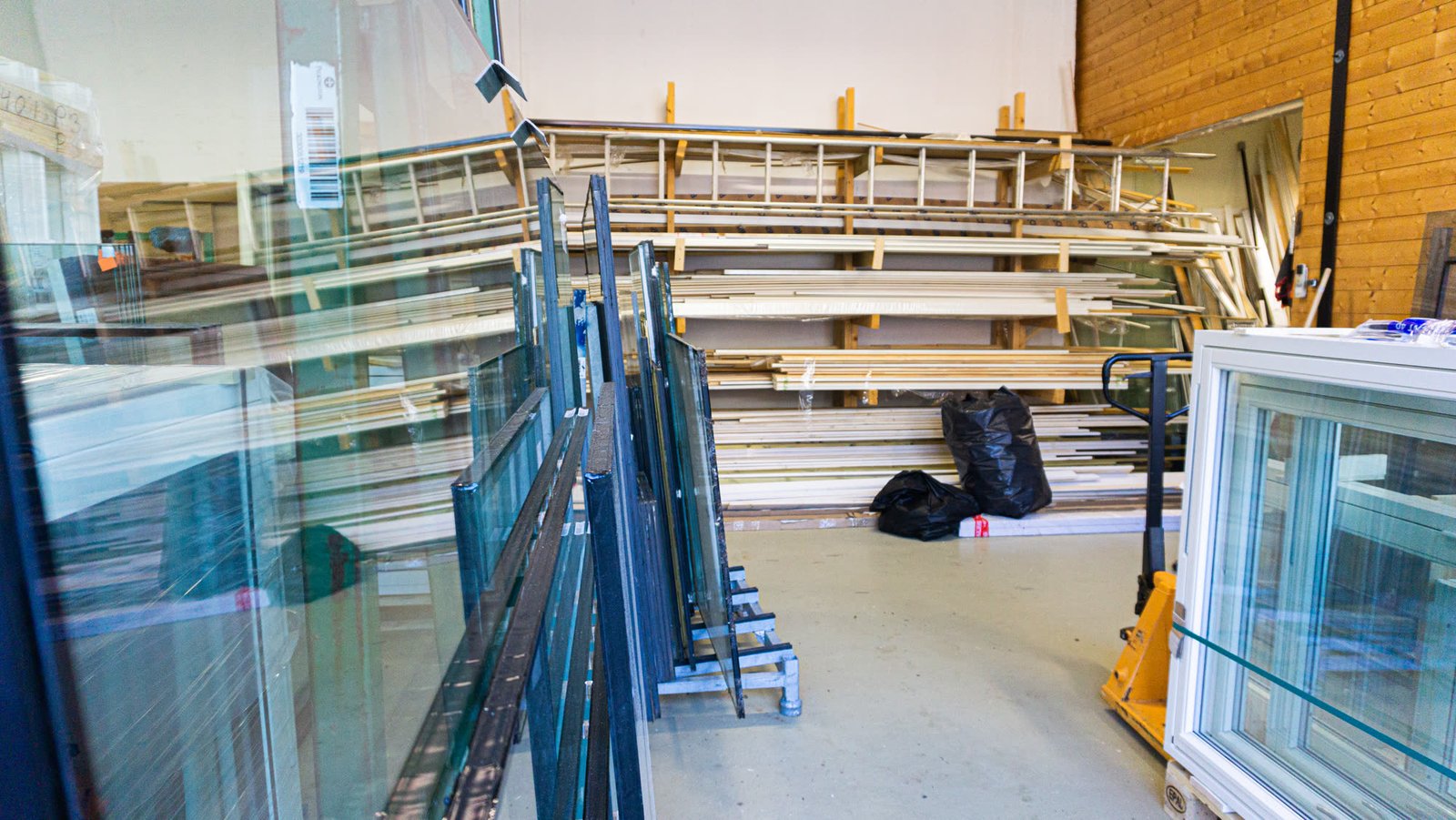 Glassplater i stativ på verkstedet